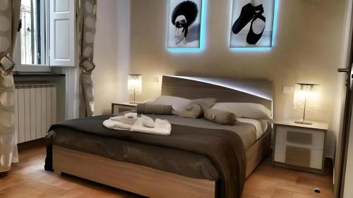 Un dormitorio con una cama grande con toallas. en Casa Boss Oblivium, en Florencia