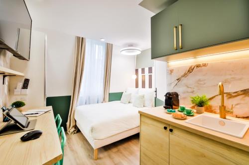 Cette petite chambre comprend un lit et un lavabo. dans l'établissement WS Louvre - Casanova, à Paris