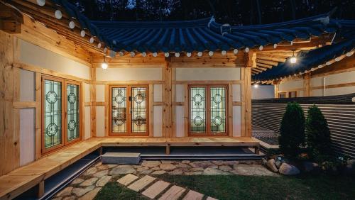 Zahrada ubytování Gyeongju Recreation Area Hanok Pool Villa