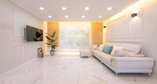 un soggiorno con un divano bianco e una TV di Yeosu The Today Dog Private Pension a Yeosu