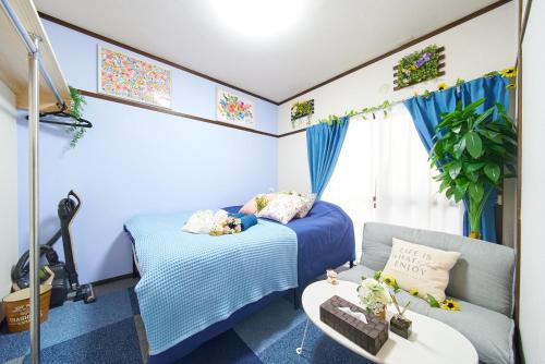 a small bedroom with two beds and a couch at Belmont 202 3min to Station Easy Access Ueno Asakusa Skytree Sleeps 5 in Tokyo