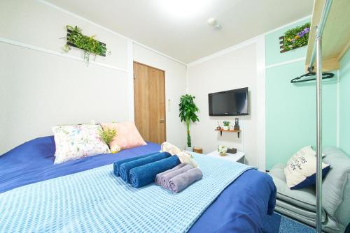 a bedroom with a bed with two pillows on it at Belmont 202 3min to Station Easy Access Ueno Asakusa Skytree Sleeps 5 in Tokyo