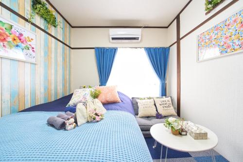 a small room with a bed and a couch at Belmont 302 3min to Station Easy Access Ueno Asakusa Skytree Sleeps 5 in Tokyo