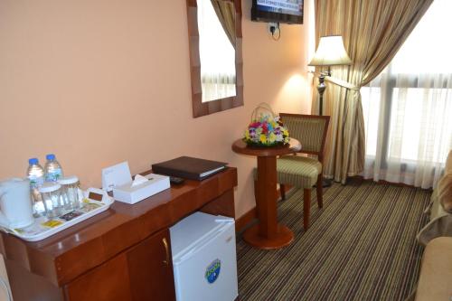 una camera d'albergo con un acistachio alberghiero di Top Stars Hotel a Abu Dhabi