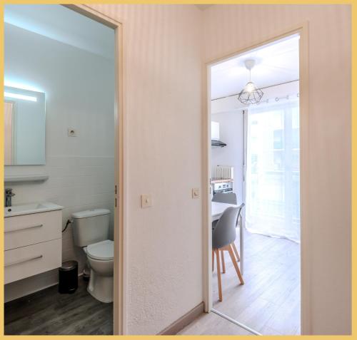 une salle de bain avec toilettes, lavabo et miroir dans l'établissement Chez Hugo I Studio I Annemasse, à Ville-la-Grand