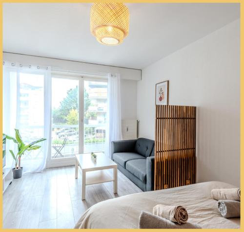 un salon avec un lit et un canapé dans l'établissement Chez Hugo I Studio I Annemasse, à Ville-la-Grand