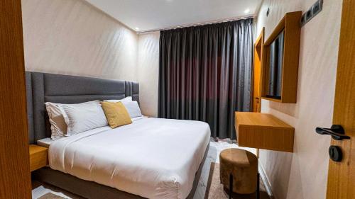 een hotelkamer met een bed en een raam bij RESIDENCE MH HOTEL in Laayoune
