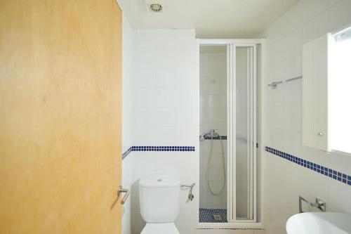 ein weißes Badezimmer mit Toilette und Dusche in der Unterkunft Horta III - Loft - Cadaqués in Cadaqués
