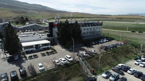 vista aerea di un parcheggio con un edificio di Autopapa a Rustavi