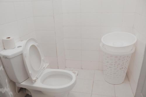 - une salle de bains pourvue de toilettes et d'une poubelle dans l'établissement Lkhomes, à Nairobi