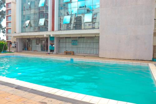 una piscina frente a un edificio en Lkhomes, en Nairobi