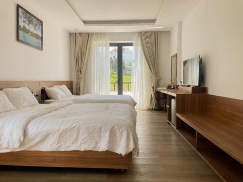 Una cama o camas en una habitación de The Elegant Dalat