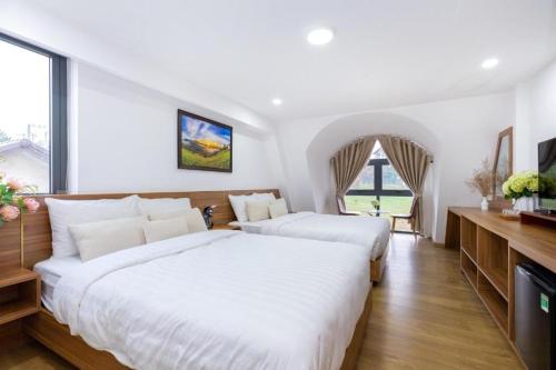 Una cama o camas en una habitación de The Elegant Dalat