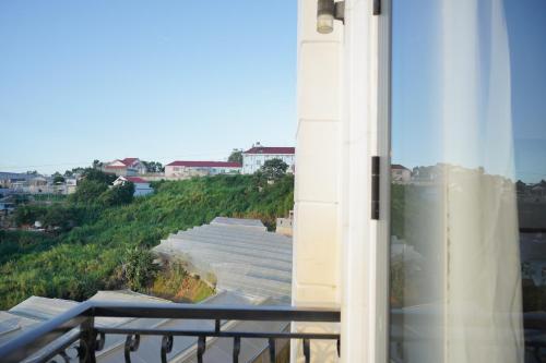 Un balcón o terraza en The Elegant Dalat