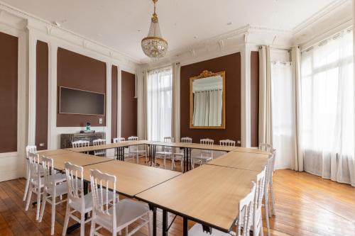 a large dining room with a table and chairs at La Villa Santina in Rethel