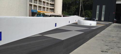 a white retaining wall next to a building at 栗山さん家のアロハミエント in Shirahama