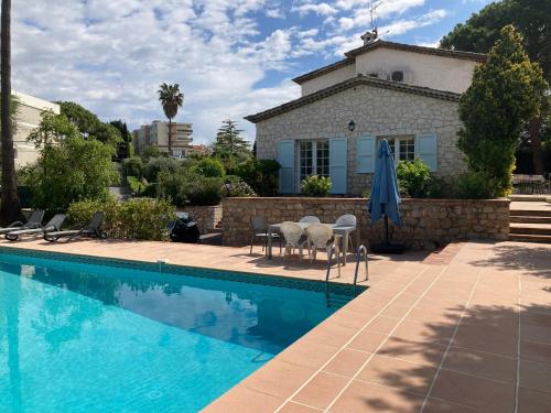 une villa avec piscine devant une maison dans l'établissement Villa Alessia, à Antibes