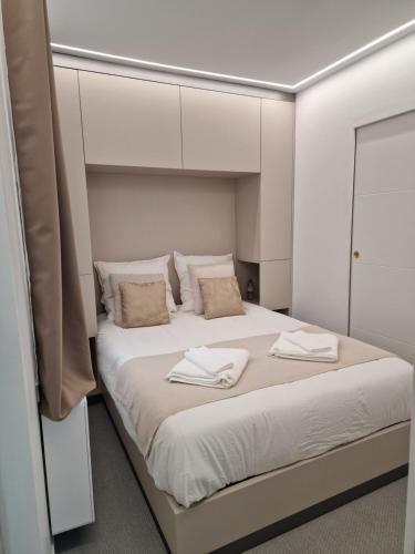 une chambre avec un lit avec deux serviettes dessus dans l'établissement Appartement - Montmartre, à Paris