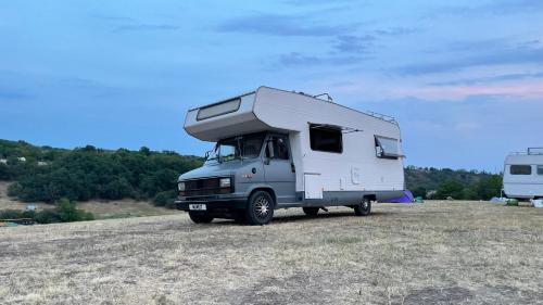 un camping-car blanc garé dans un champ dans l'établissement Surfer Mammut, à Ipswich