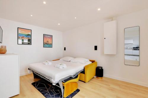 une chambre avec un lit dans une pièce dans l'établissement Cosy au Parc des Buttes Chaumont, à Paris