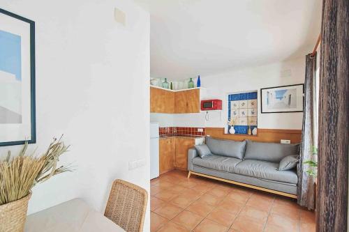 ein Wohnzimmer mit Sofa und Tisch in der Unterkunft Horta IV - Loft - Cadaqués in Cadaqués