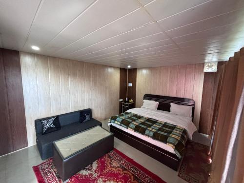 The Green Valley Resort Kanatal房間的床