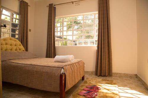 Giường trong phòng chung tại Aang House