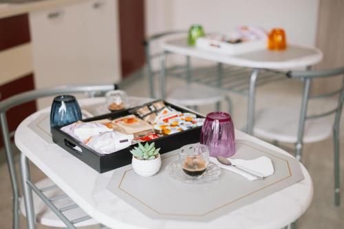 カターニアにあるB&B Del Boscoの白いテーブルに食べ物のトレイ