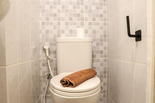 ein Handtuch auf einem WC im Bad in der Unterkunft Modern Studio Room at Tokyo Riverside PIK 2 Apartment By Travelio in Rawalembang