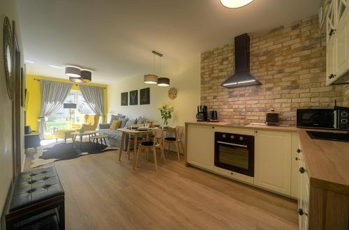 Kuchyňa alebo kuchynka v ubytovaní Trevilles Apartamenty Pogodny