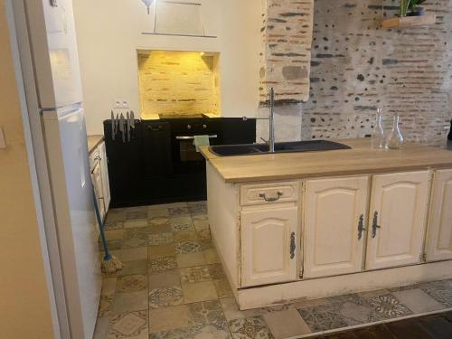 une cuisine avec un évier et une cuisinière dans l'établissement Appart sympa vintage centre ville 90m2, à Pau