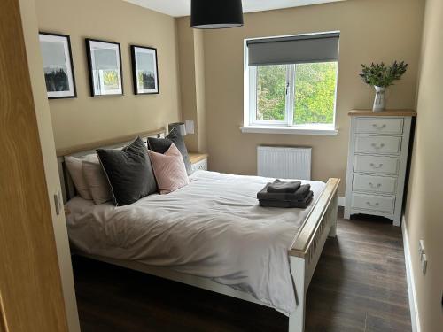 Postel nebo postele na pokoji v ubytování Contemporary 2 Bedroom En-suite Ground Floor Flat with Free Parking