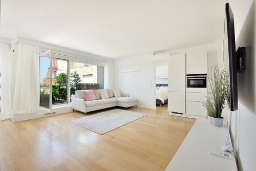 Photo de la galerie de l'établissement The Eiffel Tower Residence - A Luxurious Apartment With Breathtaking Views of The Eiffel Tower, à Paris