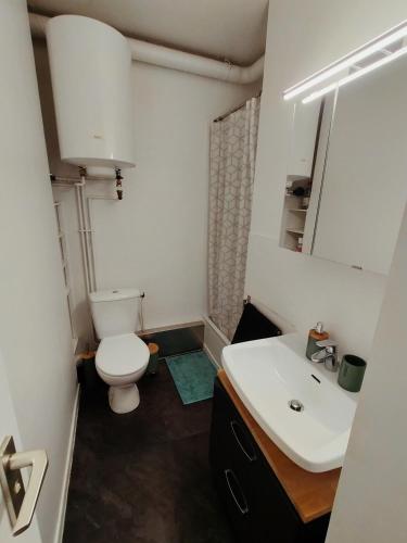 une salle de bain avec des toilettes blanches et un lavabo dans l'établissement L'escale bleue Méditerranée, à La Grande Motte