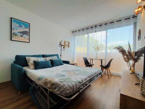 une chambre avec un lit, un canapé et une table dans l'établissement L'escale bleue Méditerranée, à La Grande Motte