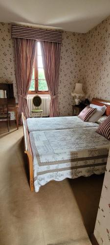 - une chambre avec un grand lit en face d'une fenêtre dans l'établissement Nouveau! Propriété historique avec piscine, proche châteaux de la Loire et Futuroscope, à Les Ormes