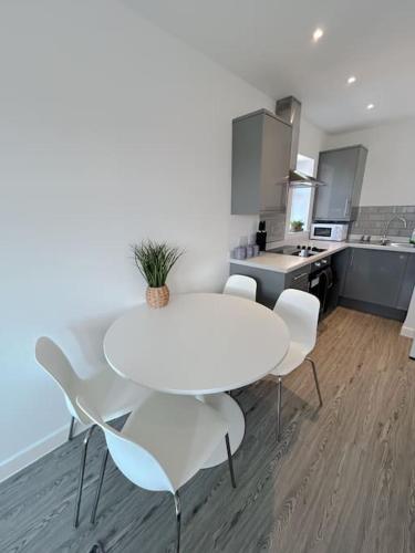 a white table and chairs in a kitchen at Wellington Road Apartment 5 in Southtown