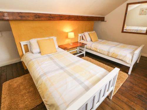 Ένα ή περισσότερα κρεβάτια σε δωμάτιο στο Courtyard Cottage