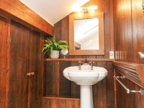 Ένα μπάνιο στο Courtyard Cottage