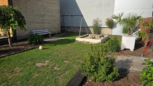 Κήπος έξω από το VIP VILLAGE Las Woda Rower - Podgrzewany Basen, Balia, Sauna