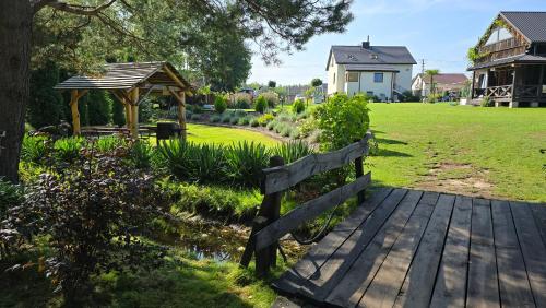 Κήπος έξω από το VIP VILLAGE Las Woda Rower - Podgrzewany Basen, Balia, Sauna
