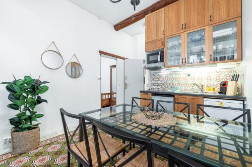 une cuisine avec une table en verre et un comptoir dans l'établissement 2 Bdr with Independent Studio - Old Town, à Nice