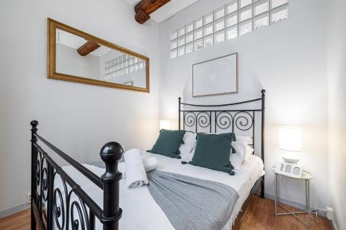 - une chambre avec un lit noir et un miroir dans l'établissement 2 Bdr with Independent Studio - Old Town, à Nice