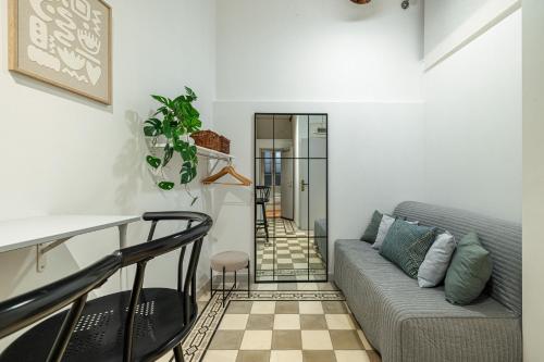 2 Bdr with Independent Studio - Old Town