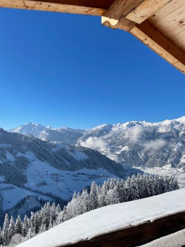 Nespecifikovaný výhled na hory nebo výhled na hory při pohledu z prázdninového domu