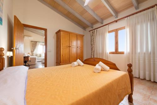 a bedroom with a bed with two towels on it at Gina in Algaida