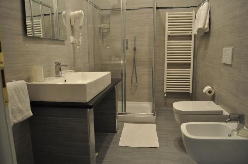 a bathroom with a sink and a shower and a toilet at Hotel Boncardo in Finale Ligure