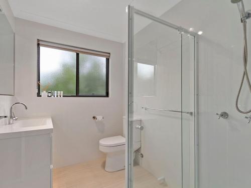 Un baño con ducha, inodoro y lavabo. en Chez Reeve, en Lock Sport