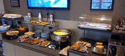 Comida en o cerca de este hotel