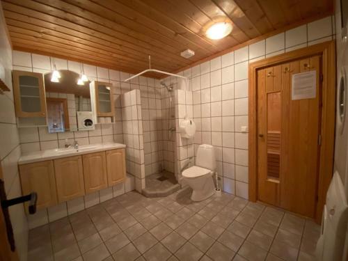 a bathroom with a toilet and a sink at Hafjell Grenda lejligheder og hytter in Hafjell